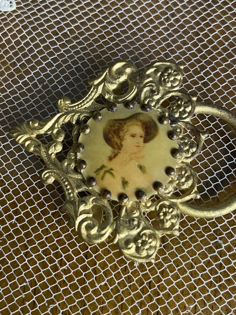 Gürtelschnalle mit zwei Damenporträts, um 1900