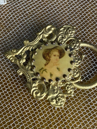 Gürtelschnalle mit zwei Damenporträts, um 1900