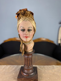 Bestickte Samthaube, ca. 1884