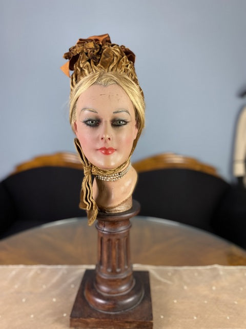 Bonnet en velours brodé, vers 1884
