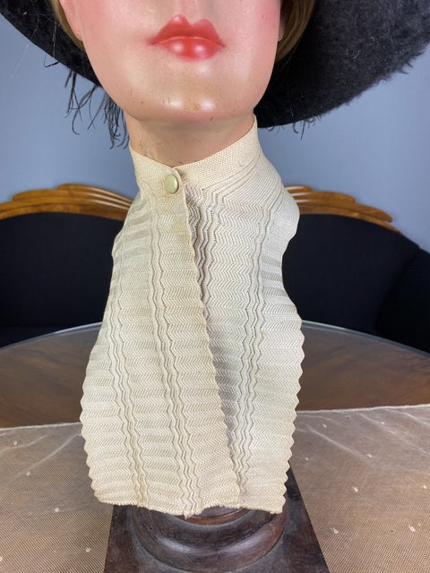 Cream knitted cotton Bradley V‑Neck muffler, ca. 1910, early unisex Edwardian scarf