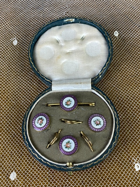 Drei Herrenknöpfe und eine Anstecknadel, England, ca. 1900