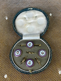 Drei Herrenknöpfe und eine Anstecknadel, England, ca. 1900