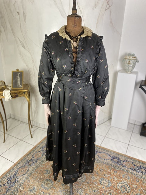 Robe de jour en soie grise antique à motif floral, vers 1916