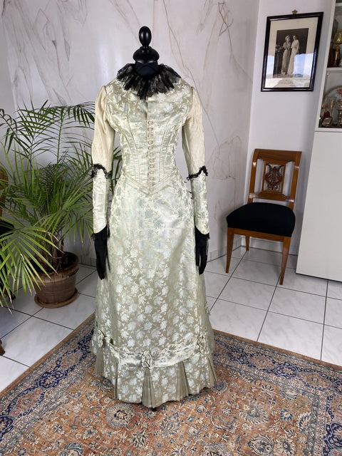 Robe du soir ancienne deux pièces en brocart de soie, vers 1898