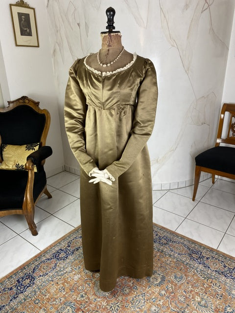 1805–1810 white silk Empire gown with high waistline, short sleeves and classical draped skirt, antique dress