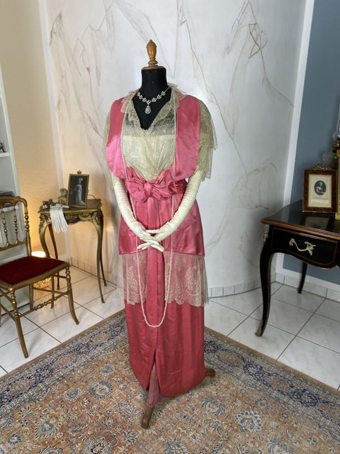 1912 pink wild silk dress with lace collar, chiffon sleeves and decorative buttons, antique Edwardian gown