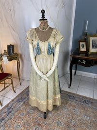 Abendkleid aus Chantilly und himmelblauem Satin, ca. 1914