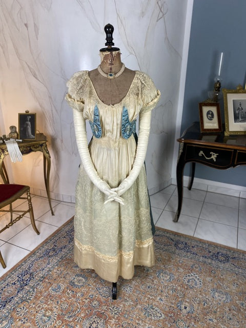 Robe du soir en satin bleu ciel et Chantilly, vers 1914
