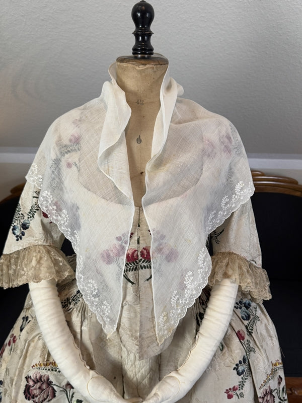Rokokodamen-Musselin-Fichu-Schal, England, ca. 1785–1790