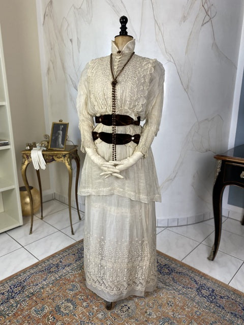 1911 Madame Agnes Unwin white cotton summer dress with lace inserts, high waistline and airy skirt, antique gown