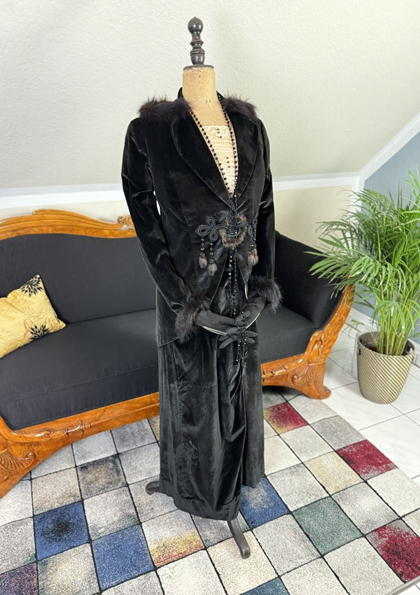 1912 American Edwardian walking dress in dark velvet with lace collar, long skirt and decorative buttons, antique gown