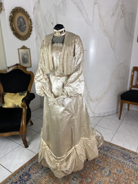 Antikes Hochzeitskleid aus Seide, ca. 1901