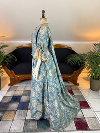 Robe à la Française aus blauem und cremefarbenem Seidendamast – authentisches Kleid aus dem 18. Jahrhundert, ca. 1770
