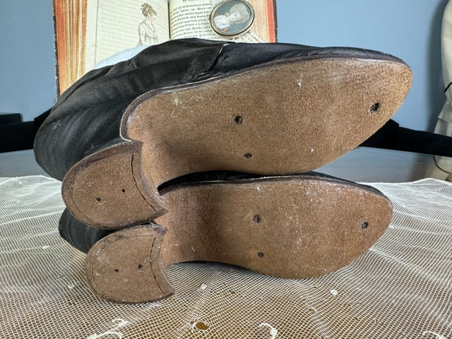 Spätbarocke Damenschuhe, 1730er–1740er Jahre – Seltene englische Seidenschuhe aus dem 18. Jahrhundert