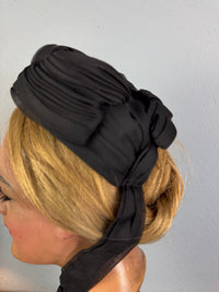 Royal‑associated German crêpe de Chine bonnet, Potsdam ca. 1880, chin bow, very well preserved.