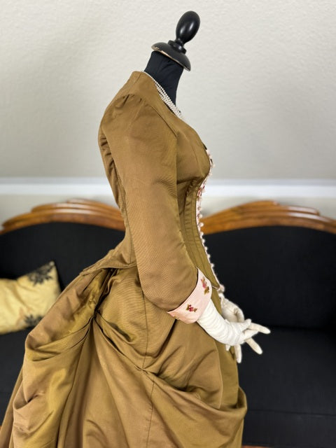 Mmes CONSTANCE &amp; HERMENCE Abendkleid, Paris, ca. 1888