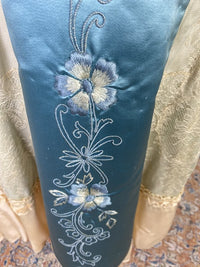 Abendkleid aus Chantilly und himmelblauem Satin, ca. 1914
