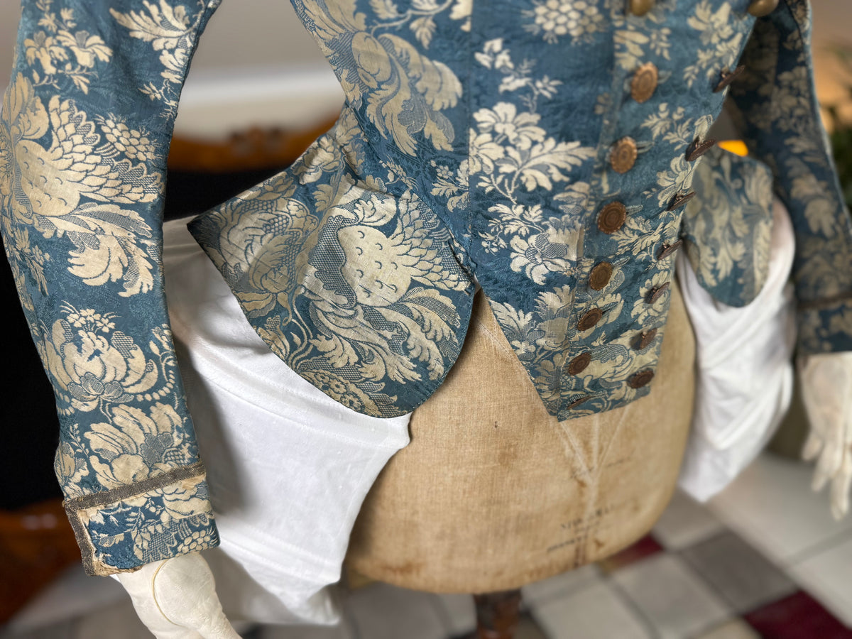 Rokoko Caraco 1750 – Blau-weiß geblümte Seide, Jacke im Reitstil