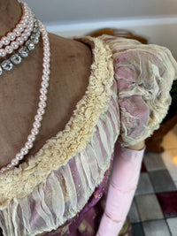 Antikes lilafarbenes Seiden-Ballkleid aus der viktorianischen Ära, ca. 1895
