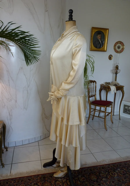 Antikes asymmetrisches Satinbrautkleid, 1920er Jahre – Cremefarbenes Art-déco-Brautkleid