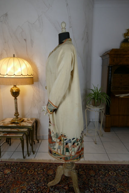Ägyptische Revival Seidenjacke, ca. 1924 – Appliqué-Motive mit Sphinx, Skarabäus & Pyramide