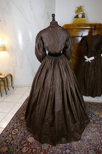 Antike Biedermeier Mutter-Tochter Moiré-Seiden-Nachmittagskleider, 1840er Jahre