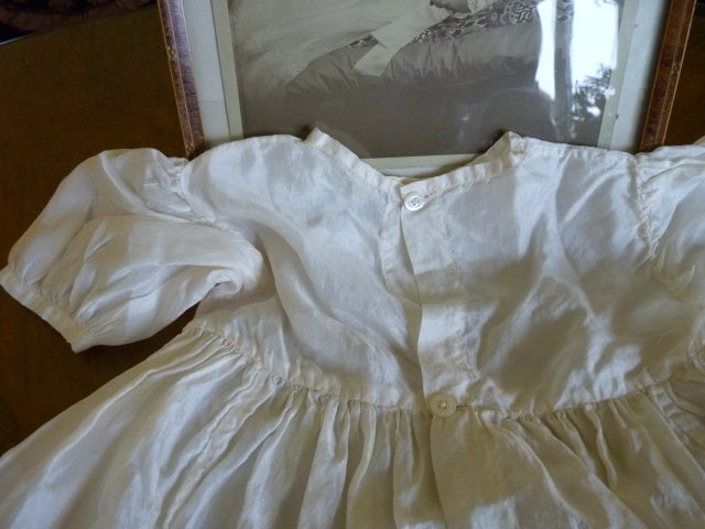 Taufkleid mit Originalfoto, England, ca. 1923 – Netz-Tüll & Spitze, Unterkleid aus Seide