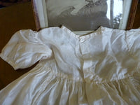 Taufkleid mit Originalfoto, England, ca. 1923 – Netz-Tüll & Spitze, Unterkleid aus Seide