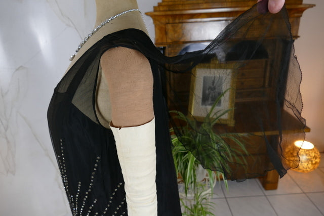 Antikes Abendkleid aus schwarzem Seidenchiffon mit Strasssteinen, ca. 1928
