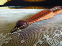 Faltfächer aus rotem Satin, ca. 1905