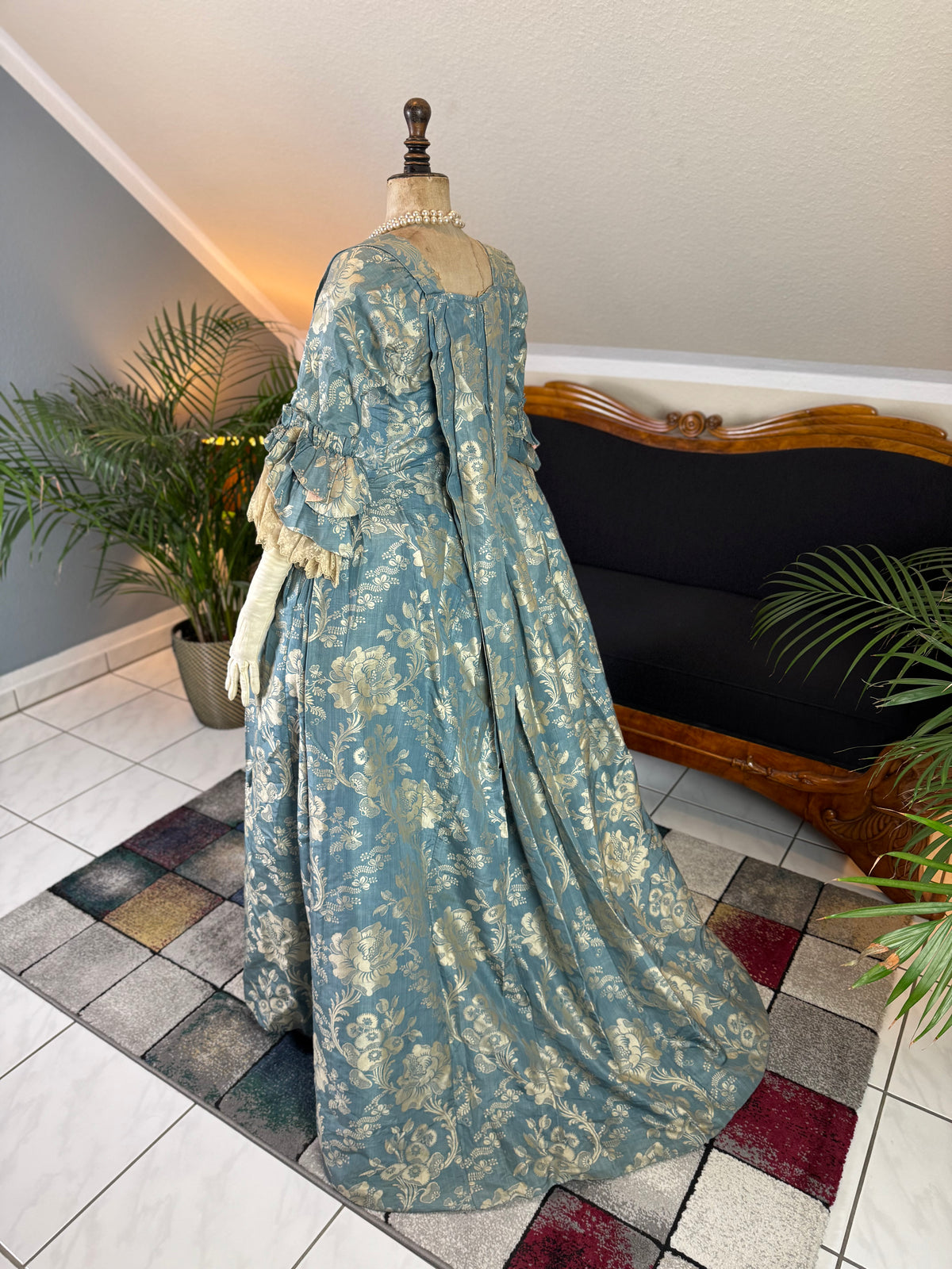 Robe à la Française aus blauem und cremefarbenem Seidendamast – authentisches Kleid aus dem 18. Jahrhundert, ca. 1770