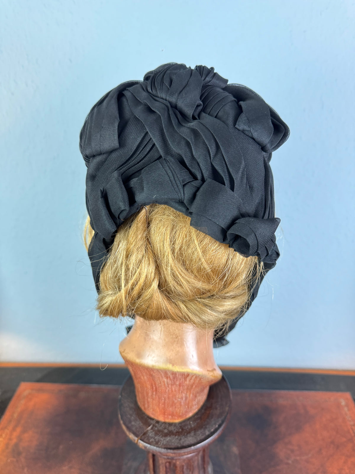 Royal‑associated German crêpe de Chine bonnet, Potsdam ca. 1880, chin bow, very well preserved.