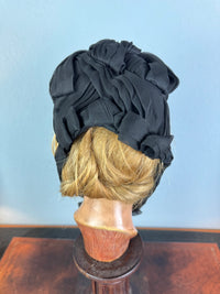 Royal‑associated German crêpe de Chine bonnet, Potsdam ca. 1880, chin bow, very well preserved.