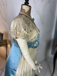 Abendkleid aus Chantilly und himmelblauem Satin, ca. 1914