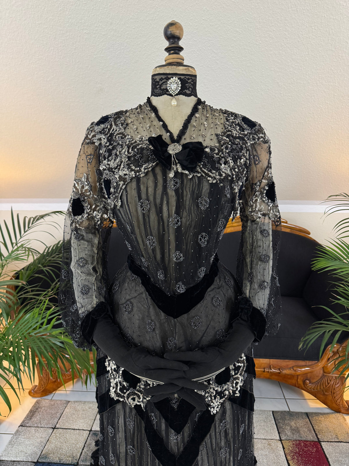 MARC WALTER Außergewöhnliches Abendkleid ca. 1904 – Pariser Couture-Meisterwerk aus Spitze, Tüll und Samt