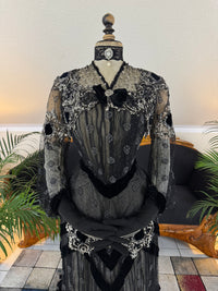 MARC WALTER Außergewöhnliches Abendkleid ca. 1904 – Pariser Couture-Meisterwerk aus Spitze, Tüll und Samt