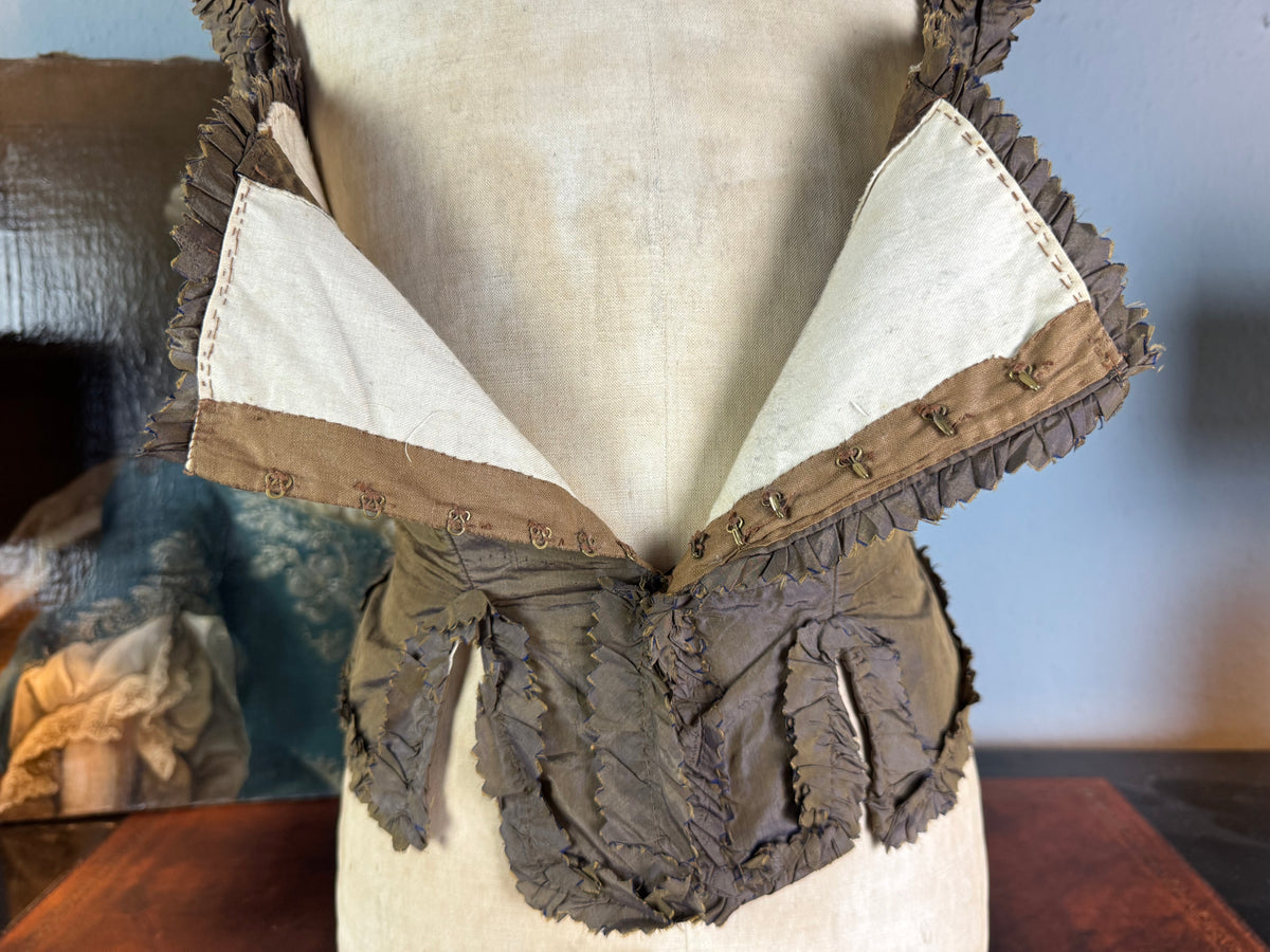 Rokoko-Mieder für ein junges Mädchen, Frankreich, um 1780 – Antikes handgenähtes Kleidungsstück aus dem 18. Jahrhundert