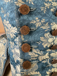 Rokoko Caraco 1750 – Blau-weiß geblümte Seide, Jacke im Reitstil