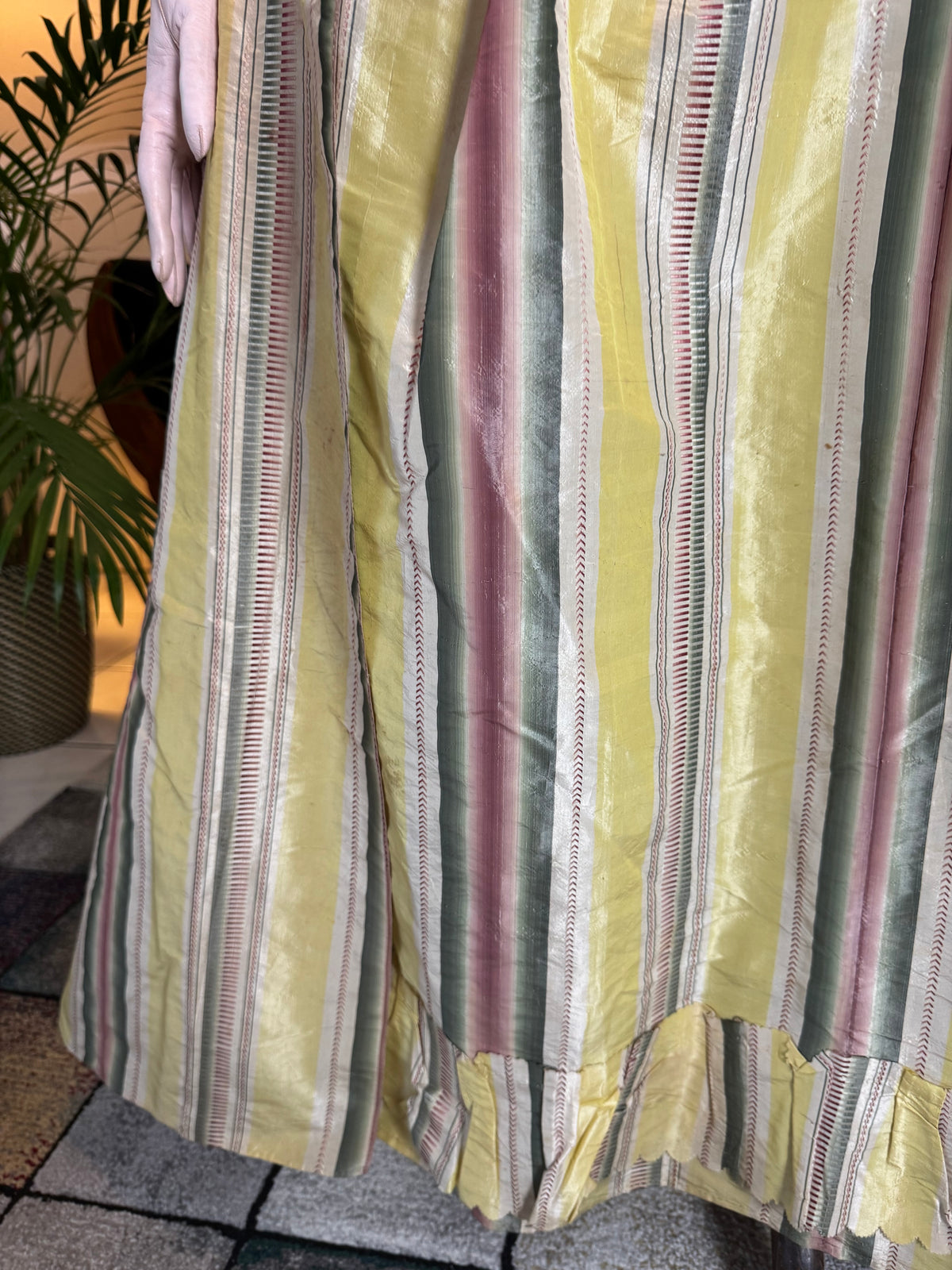 Eine Robe à l’Anglaise aus gelb, grün und pink gestreiftem Seidentaft, ca. 1770