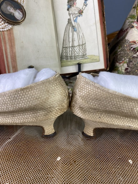 Bestickte Rokoko-Schuhe, ca. 1790
