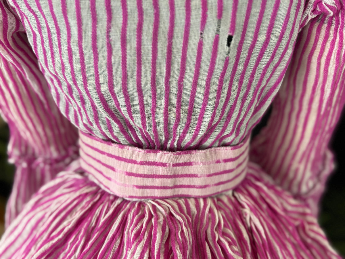 Sommerliche Eleganz einer jungen Dame – Antikes Kleid, ca. 1858