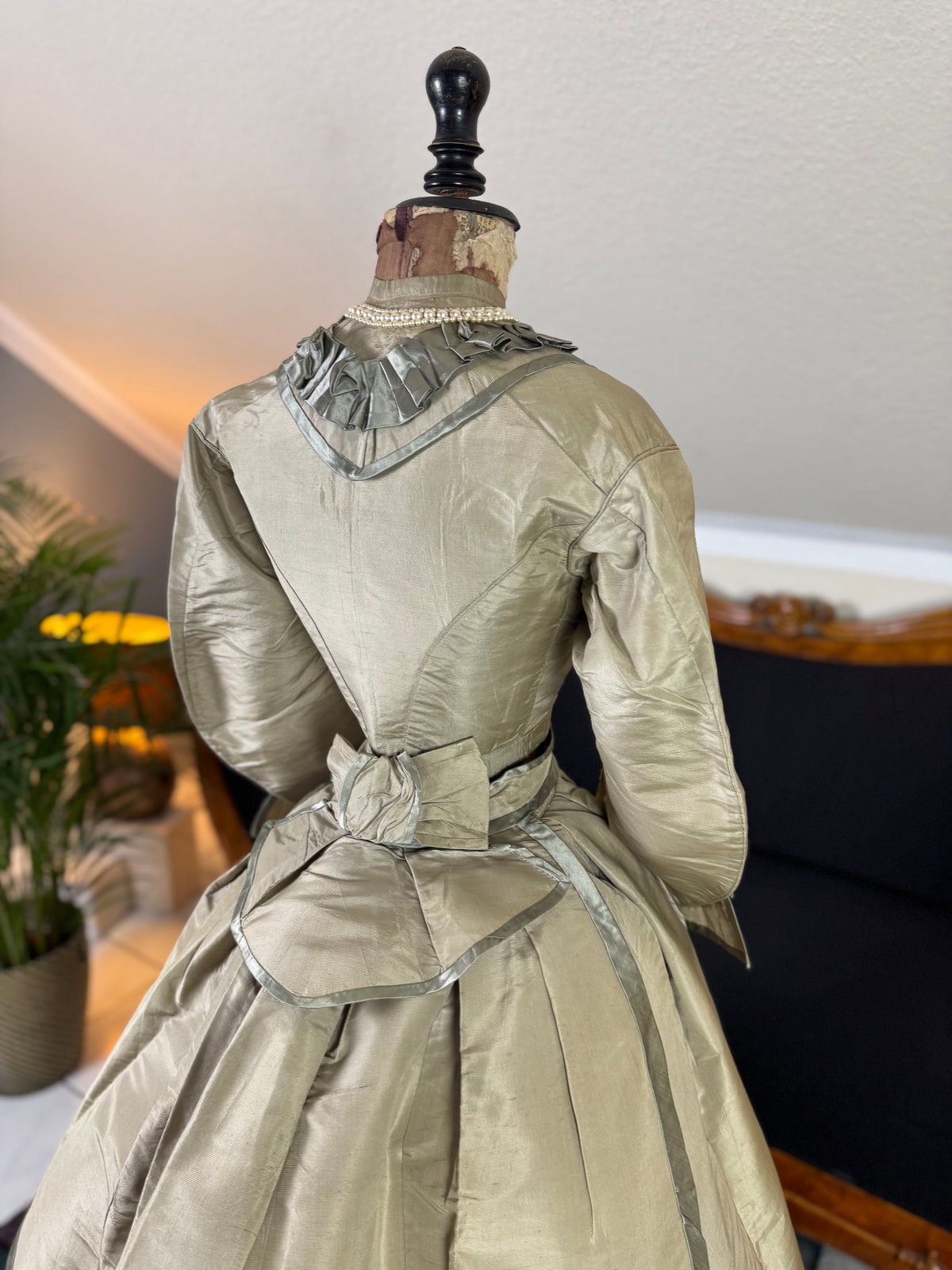 Antikes viktorianisches Seidenkleid, England, ca. 1868
