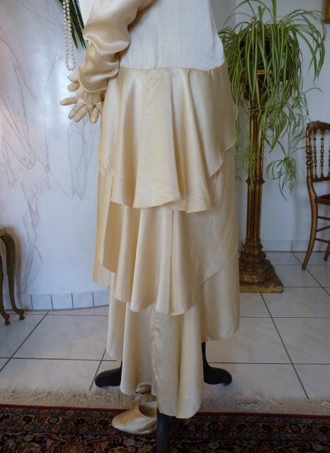 Antikes asymmetrisches Satinbrautkleid, 1920er Jahre – Cremefarbenes Art-déco-Brautkleid