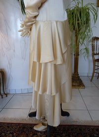 Antikes asymmetrisches Satinbrautkleid, 1920er Jahre – Cremefarbenes Art-déco-Brautkleid