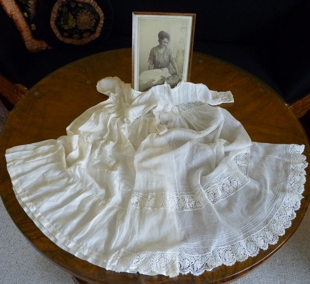Taufkleid mit Originalfoto, England, ca. 1923 – Netz-Tüll & Spitze, Unterkleid aus Seide