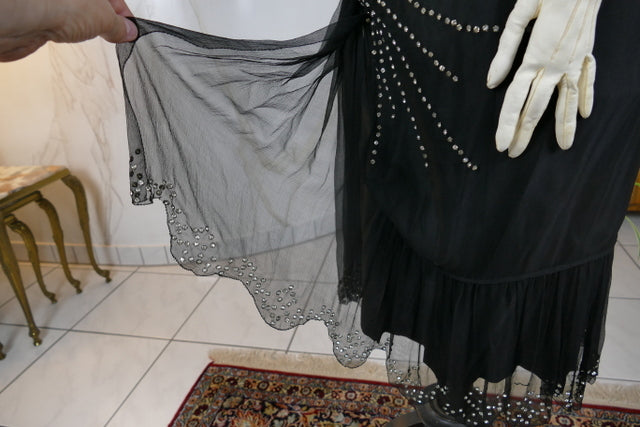 Antikes Abendkleid aus schwarzem Seidenchiffon mit Strasssteinen, ca. 1928