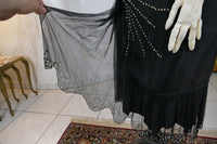 Antikes Abendkleid aus schwarzem Seidenchiffon mit Strasssteinen, ca. 1928