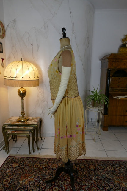 Antikes seidenes, perlenbesetztes Cocktailkleid, ca. 1926