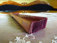 Faltfächer aus rotem Satin, ca. 1905